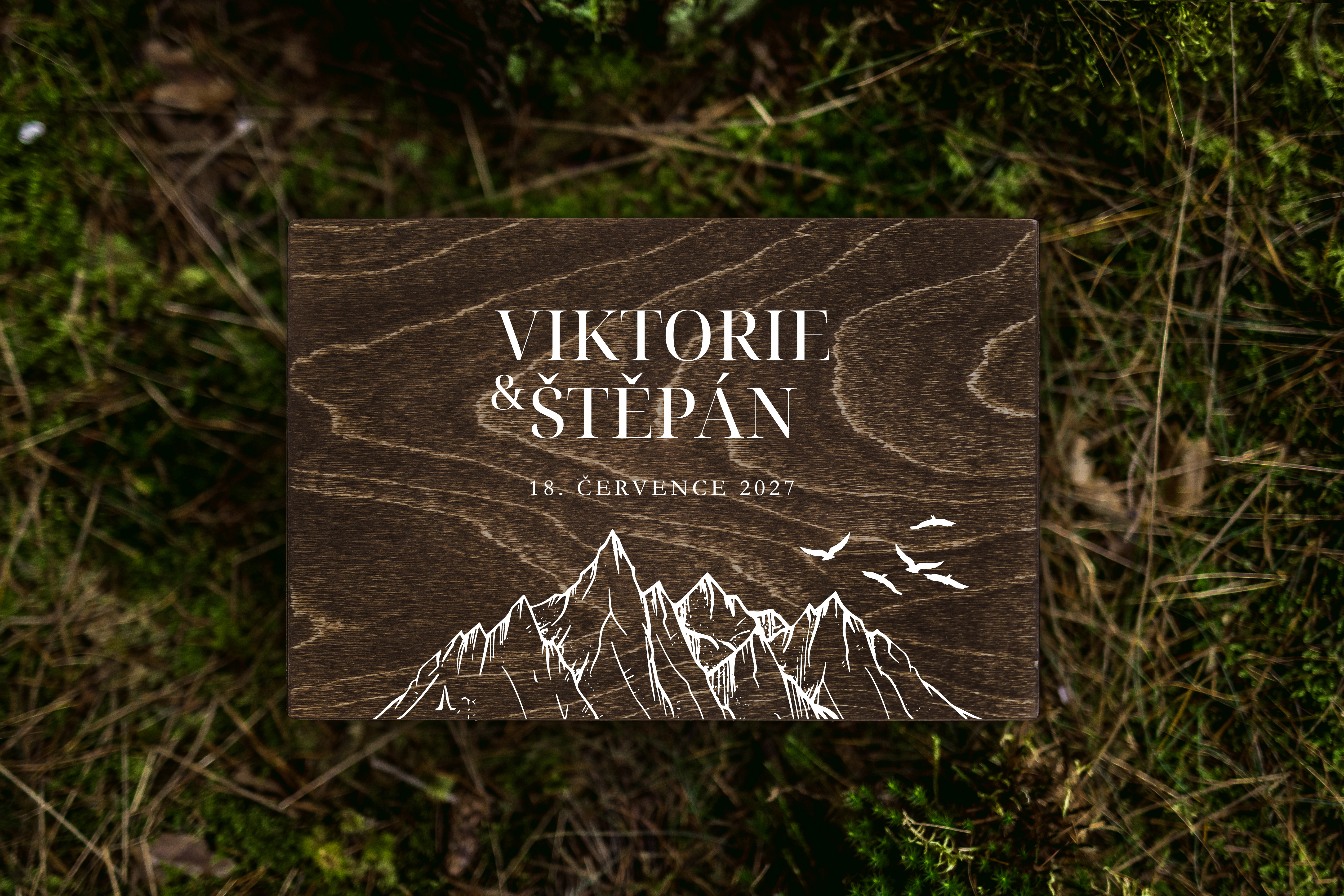 Hnědá svatební truhla na blahopřání s motivem hor